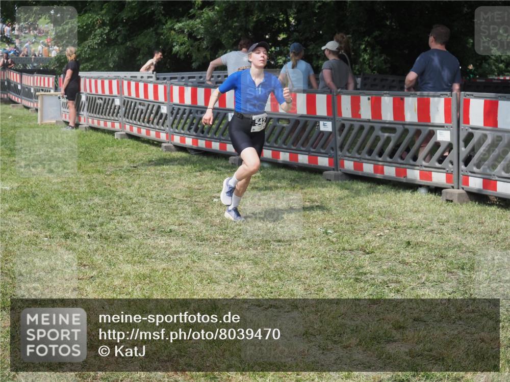 15.06.2025 - 27. Vierlanden-Triathlon KatJ http://msf.ph/oto/8039470 15.06.2025 11:36:01 Schwimmen  meine-sportfotos.de