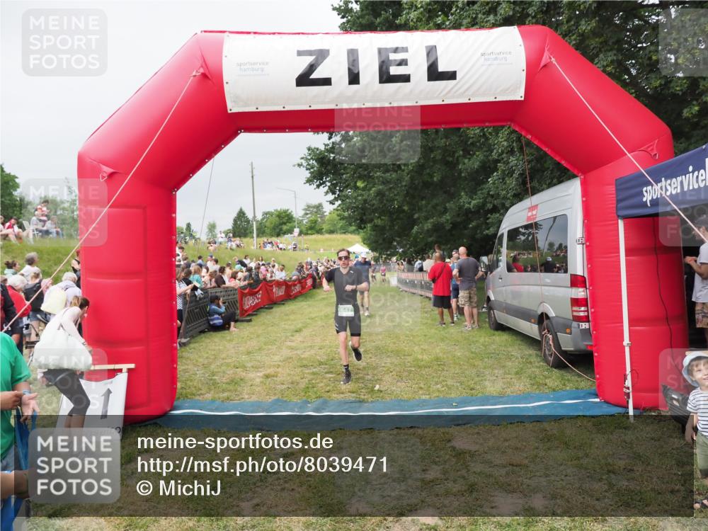 21.06.2025 - 27. Vierlanden-Triathlon MichiJ http://msf.ph/oto/8039471 15.06.2026 13:20:46 Ziel 647, 697 meine-sportfotos.de