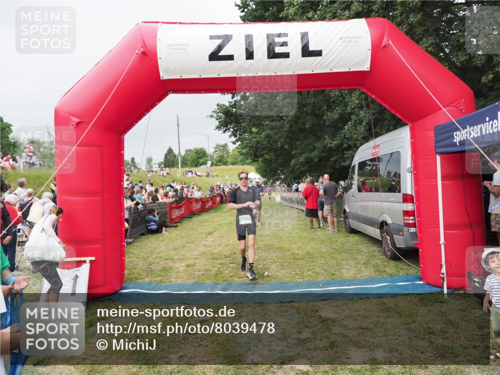 21.06.2025 - 27. Vierlanden-Triathlon MichiJ http://msf.ph/oto/8039478 15.06.2026 13:20:46 Ziel 647, 697 meine-sportfotos.de