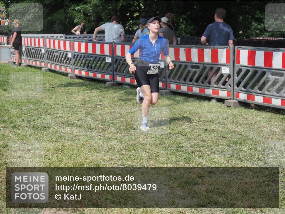 15.06.2025 - 27. Vierlanden-Triathlon KatJ http://msf.ph/oto/8039479 15.06.2025 11:36:01 Schwimmen  meine-sportfotos.de