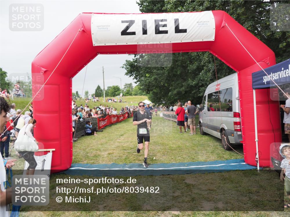 21.06.2025 - 27. Vierlanden-Triathlon MichiJ http://msf.ph/oto/8039482 15.06.2026 13:20:46 Ziel 647, 697 meine-sportfotos.de