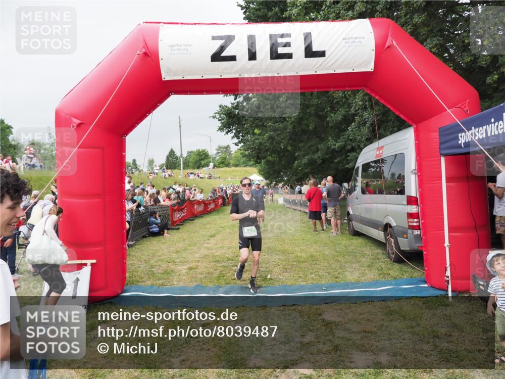21.06.2025 - 27. Vierlanden-Triathlon MichiJ http://msf.ph/oto/8039487 15.06.2026 13:20:47 Ziel 647, 697 meine-sportfotos.de