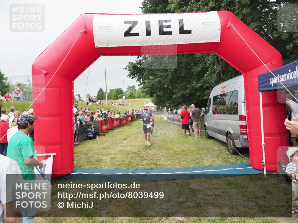 21.06.2025 - 27. Vierlanden-Triathlon MichiJ http://msf.ph/oto/8039499 15.06.2026 13:20:56 Ziel 236, 649, 697 meine-sportfotos.de