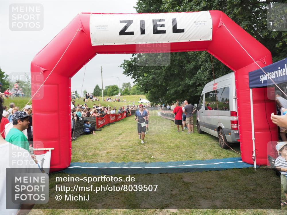 21.06.2025 - 27. Vierlanden-Triathlon MichiJ http://msf.ph/oto/8039507 15.06.2026 13:20:56 Ziel 236, 649, 697 meine-sportfotos.de