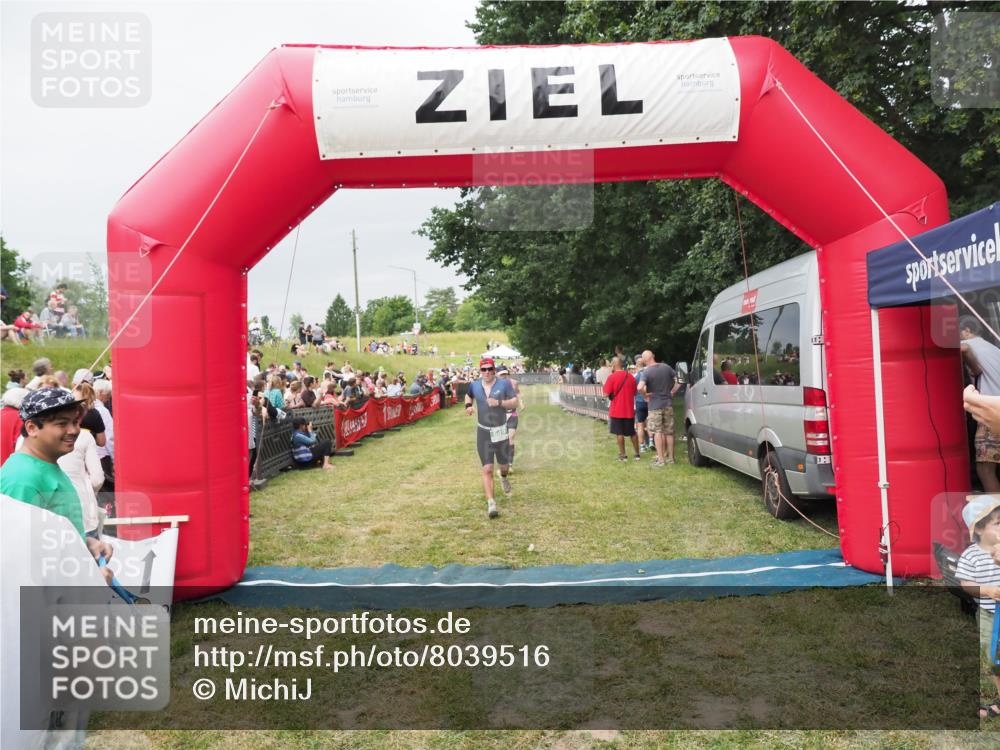 21.06.2025 - 27. Vierlanden-Triathlon MichiJ http://msf.ph/oto/8039516 15.06.2026 13:20:56 Ziel 236, 649, 697 meine-sportfotos.de