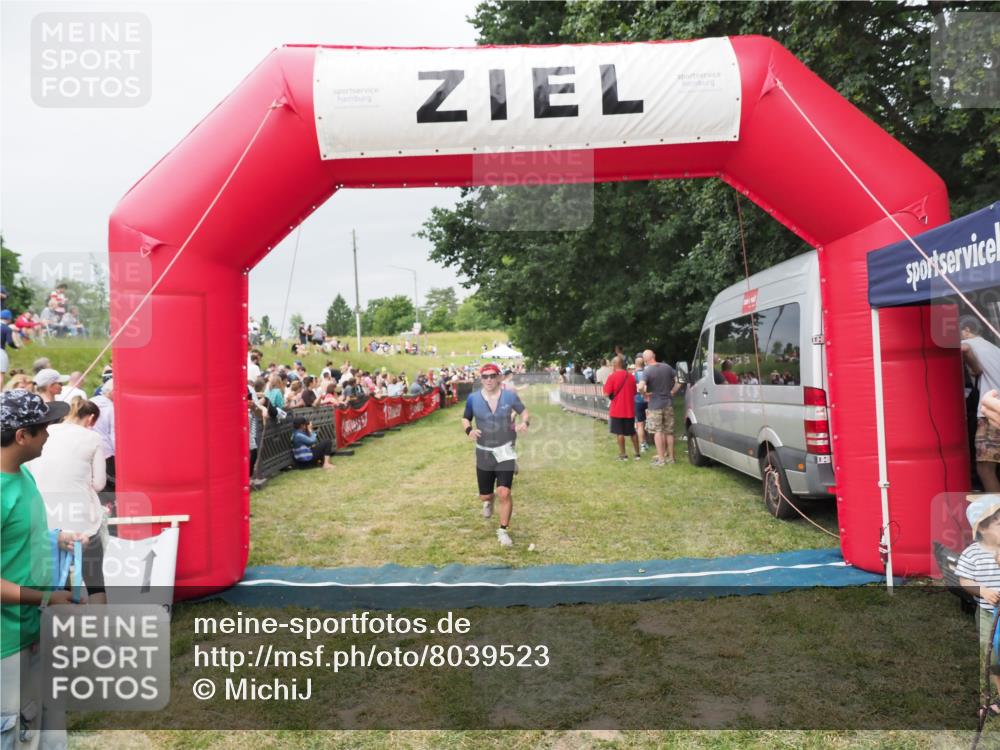 21.06.2025 - 27. Vierlanden-Triathlon MichiJ http://msf.ph/oto/8039523 15.06.2026 13:20:57 Ziel 236, 649 meine-sportfotos.de