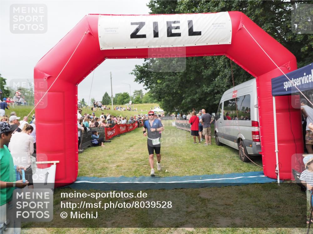 21.06.2025 - 27. Vierlanden-Triathlon MichiJ http://msf.ph/oto/8039528 15.06.2026 13:20:57 Ziel 236, 649 meine-sportfotos.de