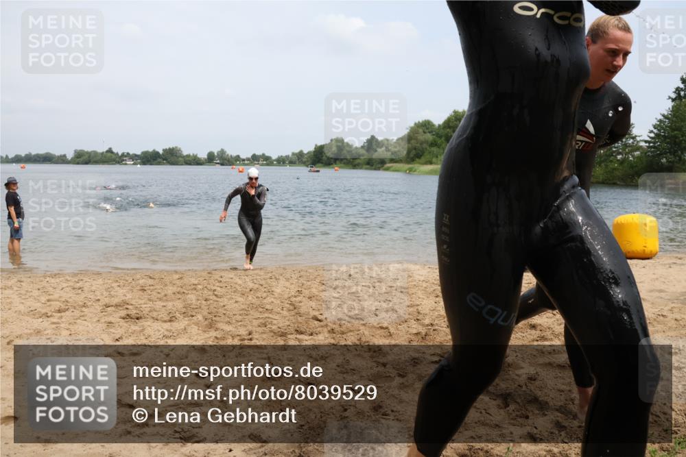 21.06.2025 - 27. Vierlanden-Triathlon Lena Gebhardt http://msf.ph/oto/8039529 15.06.2025 12:35:30 Schwimmen 1093, 1094, 1095, 1096 meine-sportfotos.de