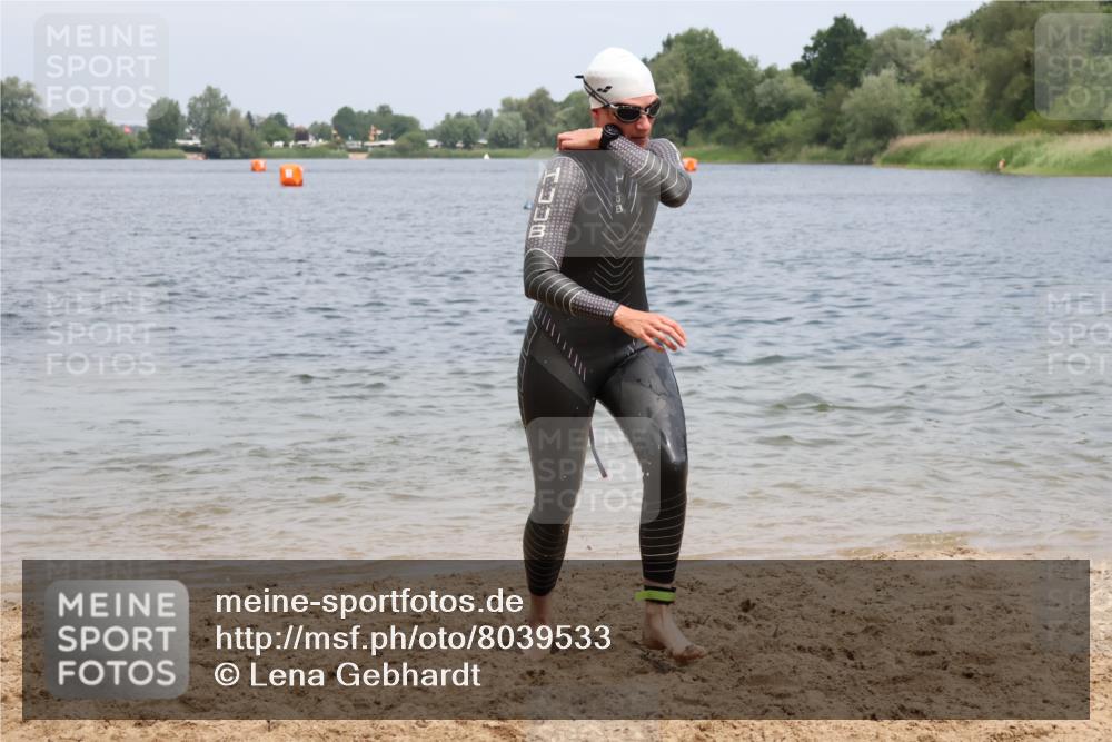 21.06.2025 - 27. Vierlanden-Triathlon Lena Gebhardt http://msf.ph/oto/8039533 15.06.2025 12:35:31 Schwimmen 1093, 1094, 1095, 1096 meine-sportfotos.de