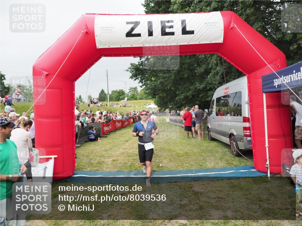 21.06.2025 - 27. Vierlanden-Triathlon MichiJ http://msf.ph/oto/8039536 15.06.2026 13:20:57 Ziel 236, 649 meine-sportfotos.de