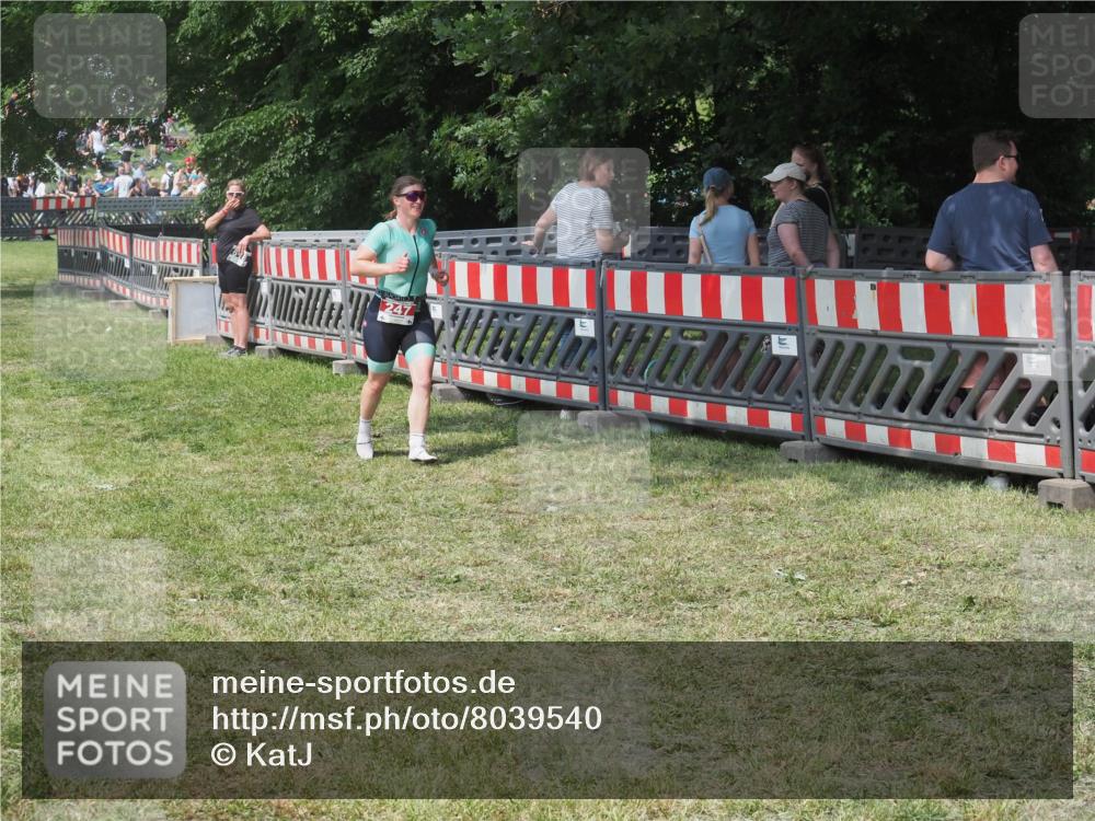 15.06.2025 - 27. Vierlanden-Triathlon KatJ http://msf.ph/oto/8039540 15.06.2025 11:36:16 Schwimmen  meine-sportfotos.de