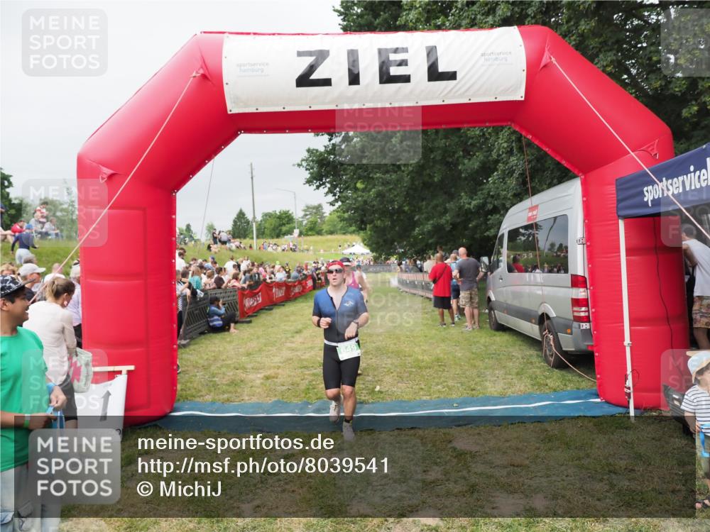 21.06.2025 - 27. Vierlanden-Triathlon MichiJ http://msf.ph/oto/8039541 15.06.2026 13:20:57 Ziel 236, 649 meine-sportfotos.de