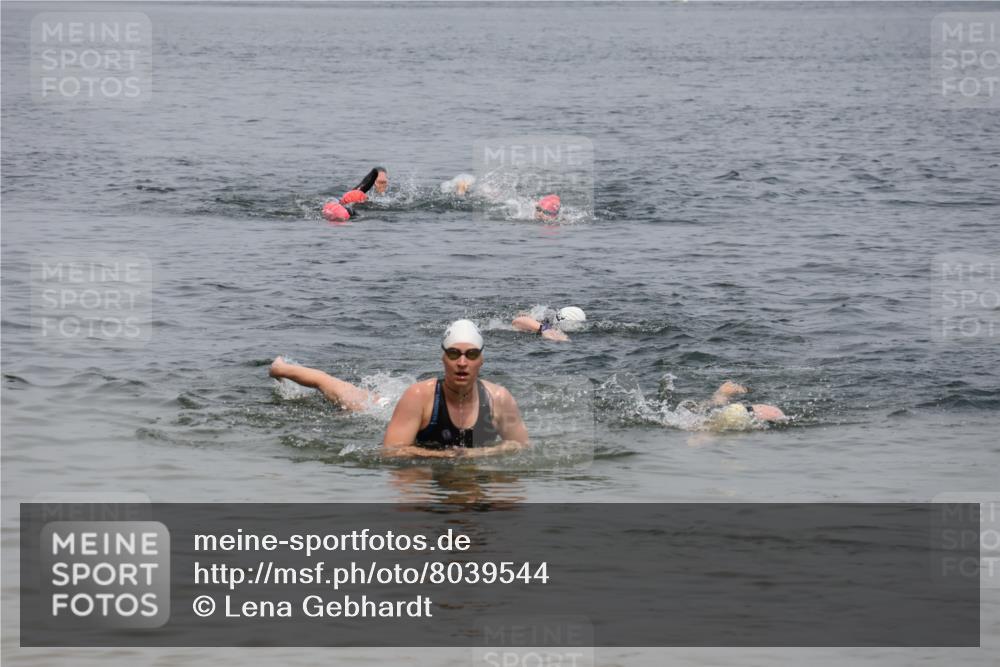 21.06.2025 - 27. Vierlanden-Triathlon Lena Gebhardt http://msf.ph/oto/8039544 15.06.2025 12:35:34 Schwimmen 1082, 1093, 1094, 1095, 1096 meine-sportfotos.de