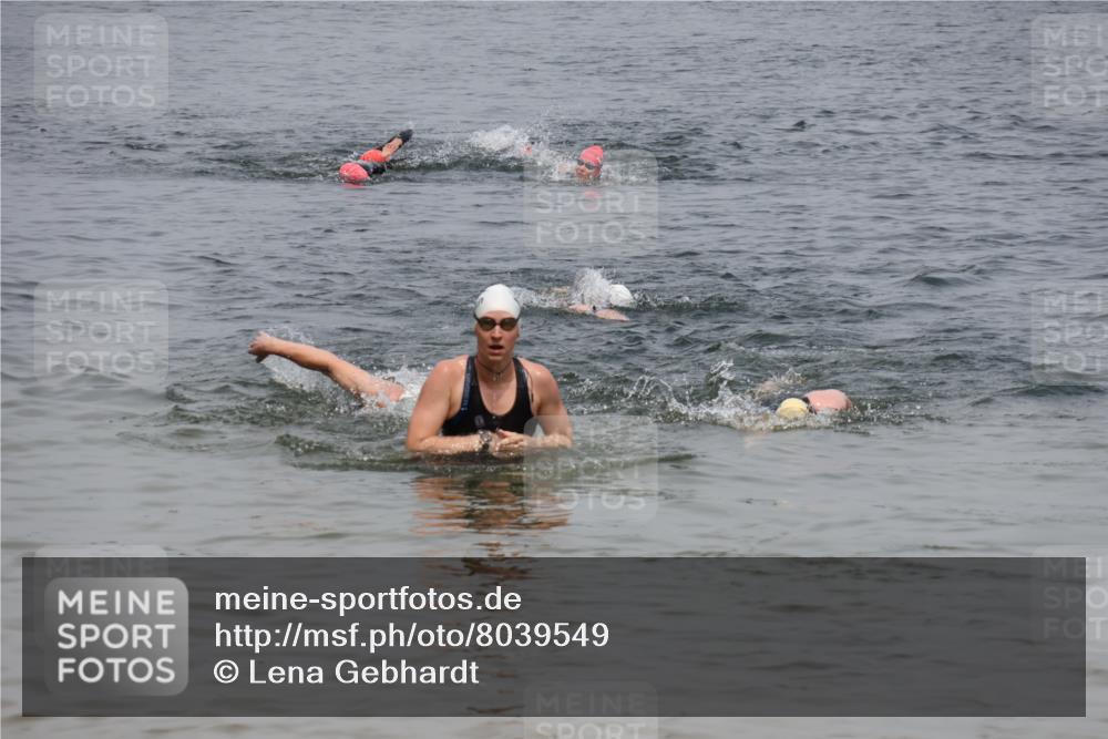 21.06.2025 - 27. Vierlanden-Triathlon Lena Gebhardt http://msf.ph/oto/8039549 15.06.2025 12:35:34 Schwimmen 1082, 1093, 1094, 1095, 1096 meine-sportfotos.de