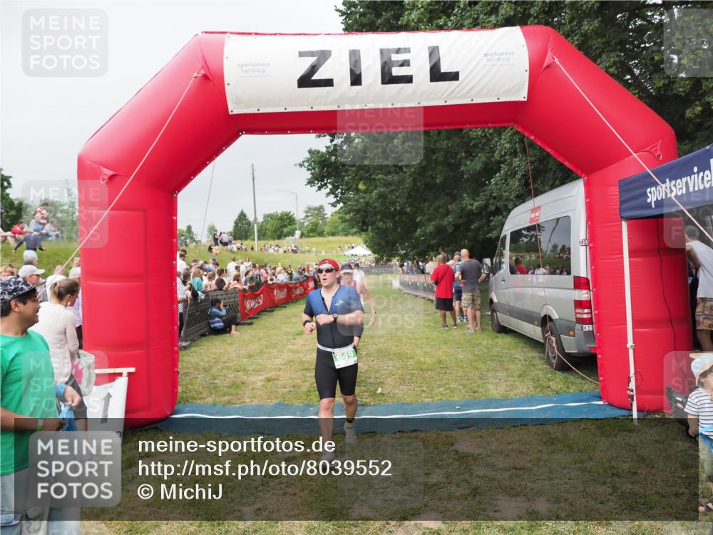 21.06.2025 - 27. Vierlanden-Triathlon MichiJ http://msf.ph/oto/8039552 15.06.2026 13:20:58 Ziel 236, 649 meine-sportfotos.de