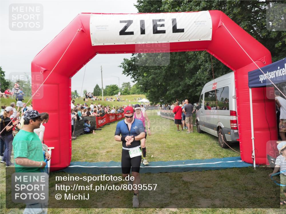 21.06.2025 - 27. Vierlanden-Triathlon MichiJ http://msf.ph/oto/8039557 15.06.2026 13:20:58 Ziel 236, 649 meine-sportfotos.de