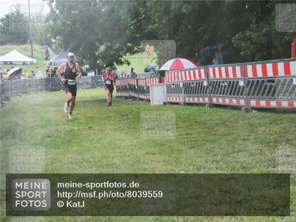 21.06.2025 - 27. Vierlanden-Triathlon KatJ http://msf.ph/oto/8039559 15.06.2025 14:23:40 Ziel 1184, 1247, 1267 meine-sportfotos.de