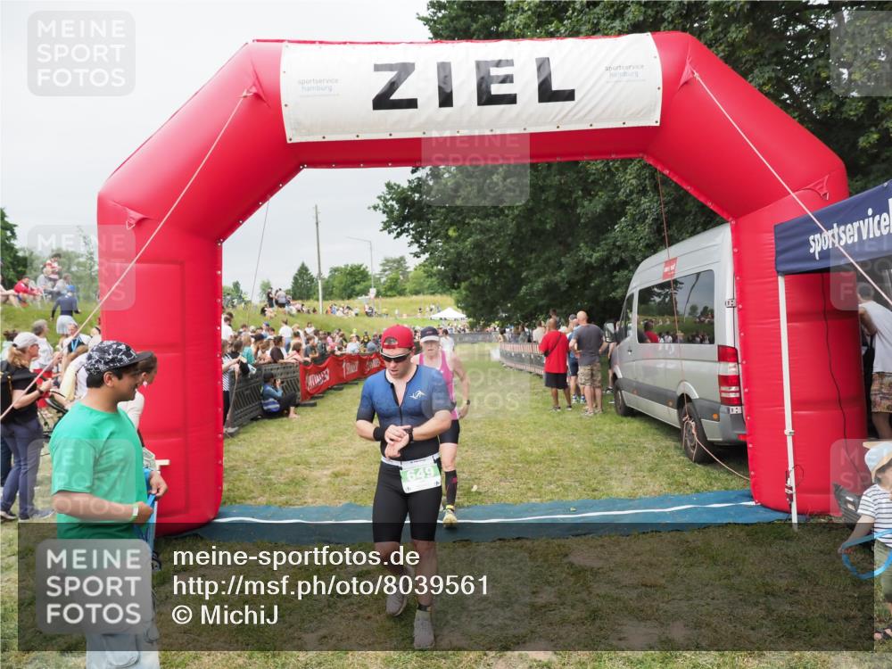 21.06.2025 - 27. Vierlanden-Triathlon MichiJ http://msf.ph/oto/8039561 15.06.2026 13:20:58 Ziel 236, 649 meine-sportfotos.de