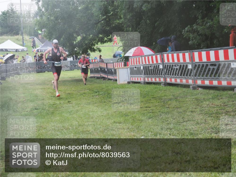 21.06.2025 - 27. Vierlanden-Triathlon KatJ http://msf.ph/oto/8039563 15.06.2025 14:23:40 Ziel 1184, 1247, 1267 meine-sportfotos.de