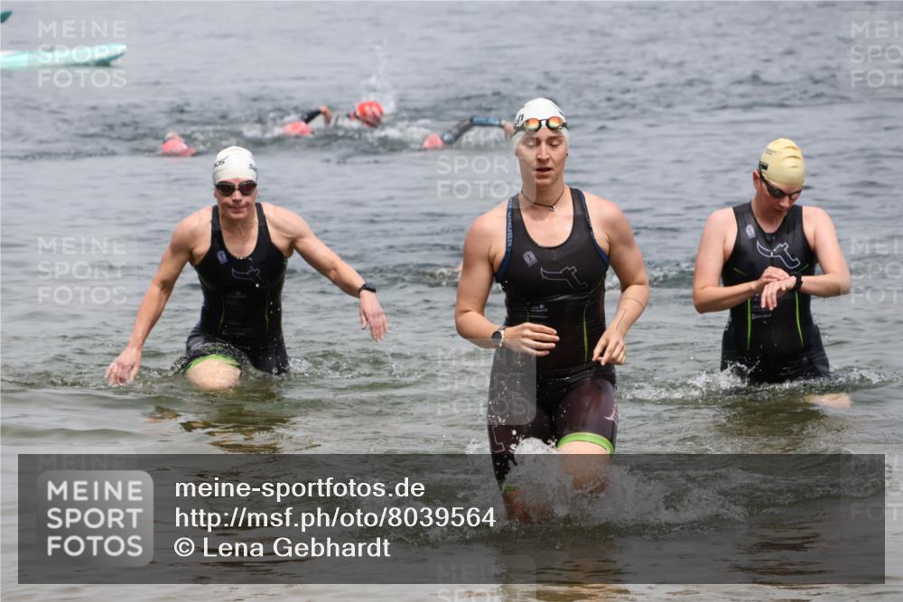 21.06.2025 - 27. Vierlanden-Triathlon Lena Gebhardt http://msf.ph/oto/8039564 15.06.2025 12:35:39 Schwimmen 1081, 1082, 1084, 1094, 1096 meine-sportfotos.de