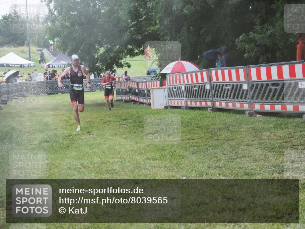 21.06.2025 - 27. Vierlanden-Triathlon KatJ http://msf.ph/oto/8039565 15.06.2025 14:23:40 Ziel 1184, 1247, 1267 meine-sportfotos.de