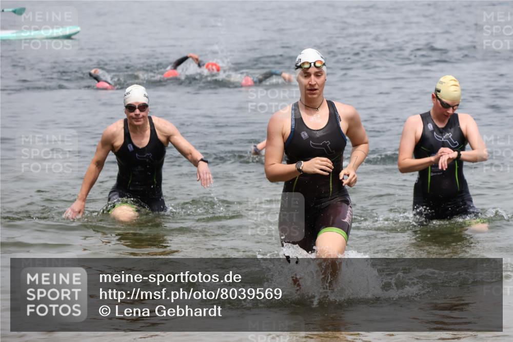 21.06.2025 - 27. Vierlanden-Triathlon Lena Gebhardt http://msf.ph/oto/8039569 15.06.2025 12:35:39 Schwimmen 1081, 1082, 1084, 1094, 1096 meine-sportfotos.de