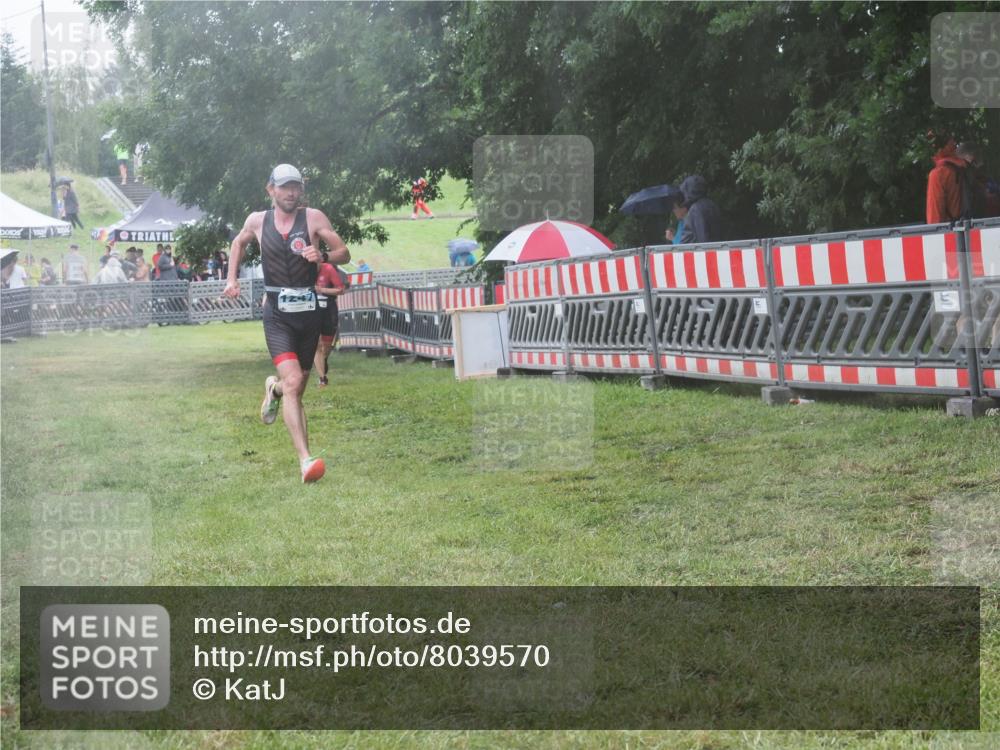 21.06.2025 - 27. Vierlanden-Triathlon KatJ http://msf.ph/oto/8039570 15.06.2025 14:23:41 Ziel 1184, 1247, 1267 meine-sportfotos.de