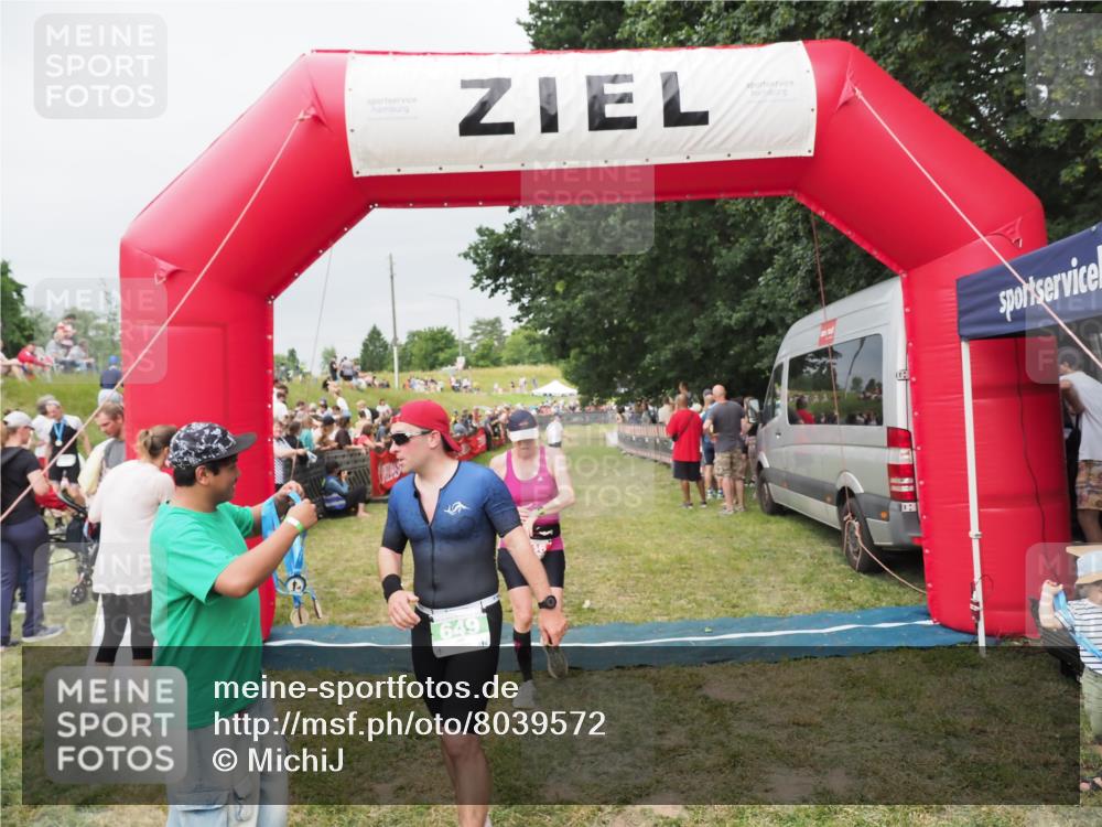 21.06.2025 - 27. Vierlanden-Triathlon MichiJ http://msf.ph/oto/8039572 15.06.2026 13:20:59 Ziel 236, 649 meine-sportfotos.de