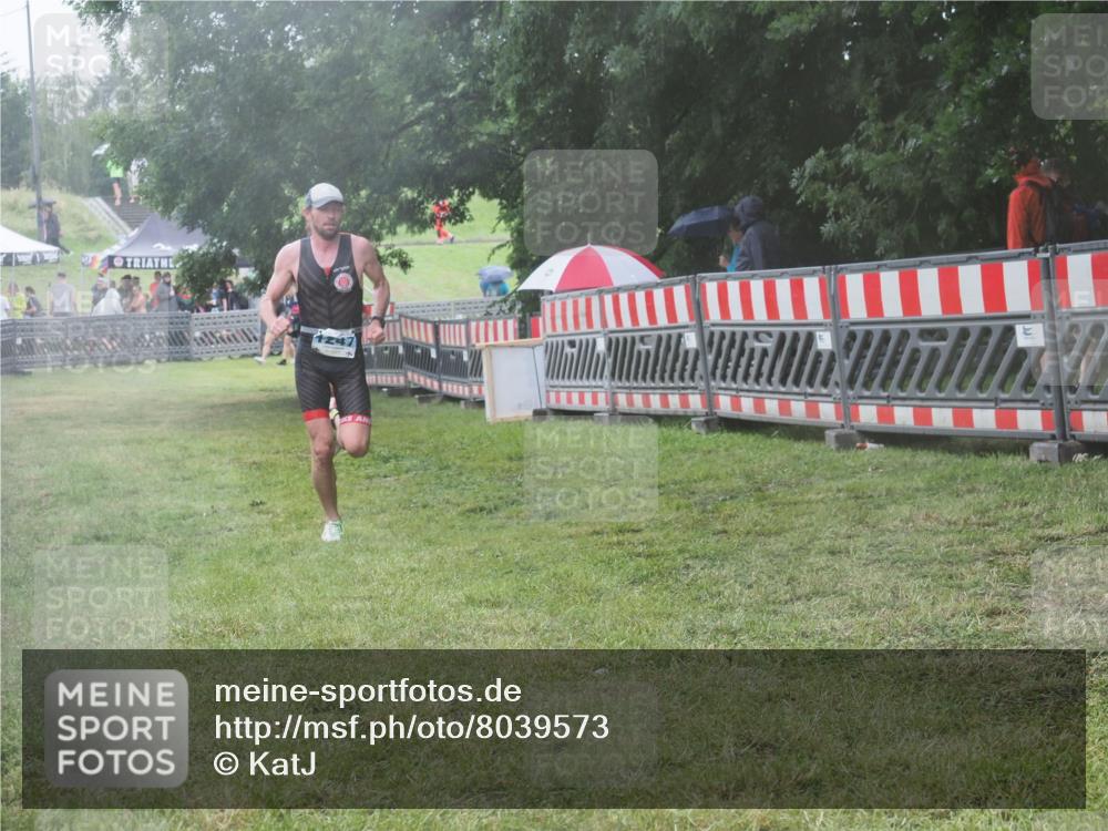 21.06.2025 - 27. Vierlanden-Triathlon KatJ http://msf.ph/oto/8039573 15.06.2025 14:23:41 Ziel 1184, 1247, 1267 meine-sportfotos.de