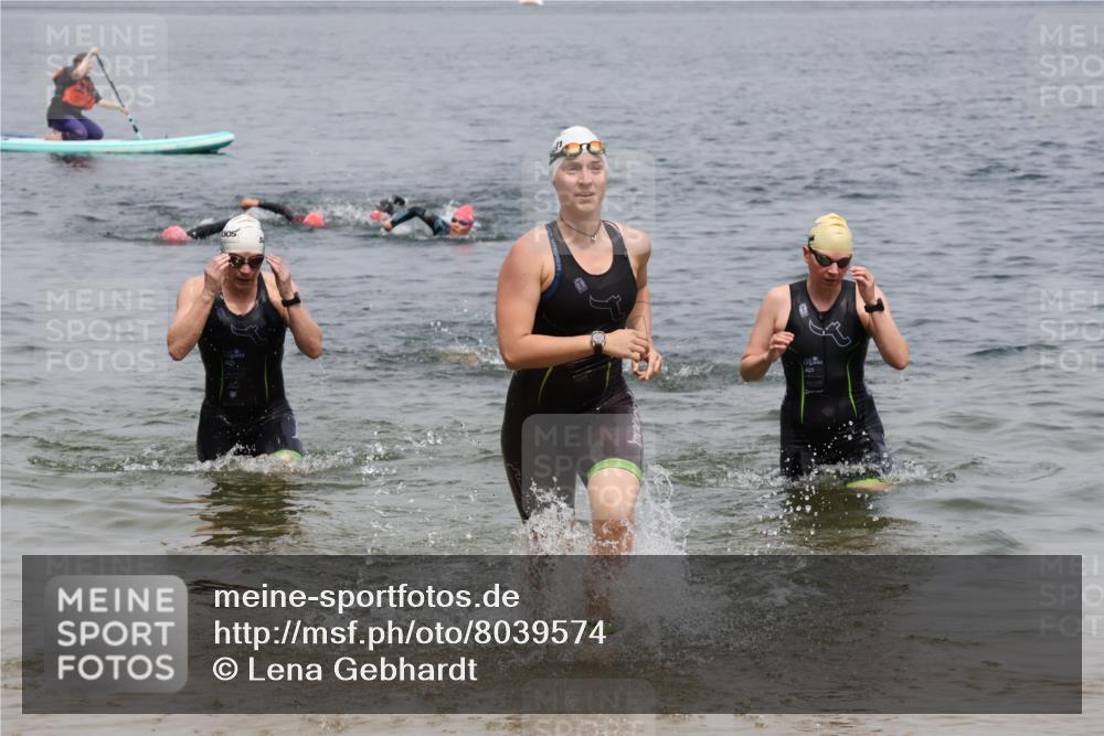 21.06.2025 - 27. Vierlanden-Triathlon Lena Gebhardt http://msf.ph/oto/8039574 15.06.2025 12:35:40 Schwimmen 1081, 1082, 1084, 1096 meine-sportfotos.de