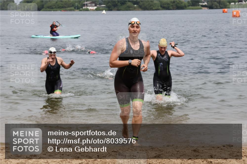 21.06.2025 - 27. Vierlanden-Triathlon Lena Gebhardt http://msf.ph/oto/8039576 15.06.2025 12:35:42 Schwimmen 1081, 1082, 1083, 1084, 1096 meine-sportfotos.de