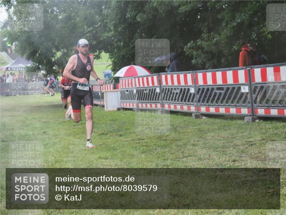 21.06.2025 - 27. Vierlanden-Triathlon KatJ http://msf.ph/oto/8039579 15.06.2025 14:23:41 Ziel 1184, 1247, 1267 meine-sportfotos.de