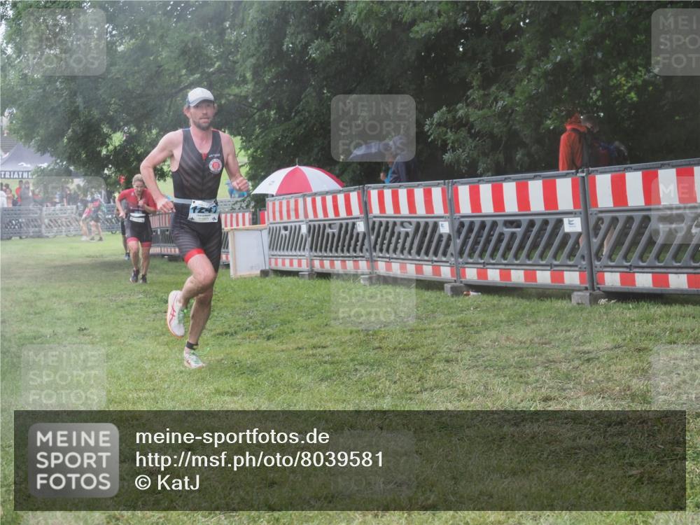 21.06.2025 - 27. Vierlanden-Triathlon KatJ http://msf.ph/oto/8039581 15.06.2025 14:23:41 Ziel 1184, 1247, 1267 meine-sportfotos.de