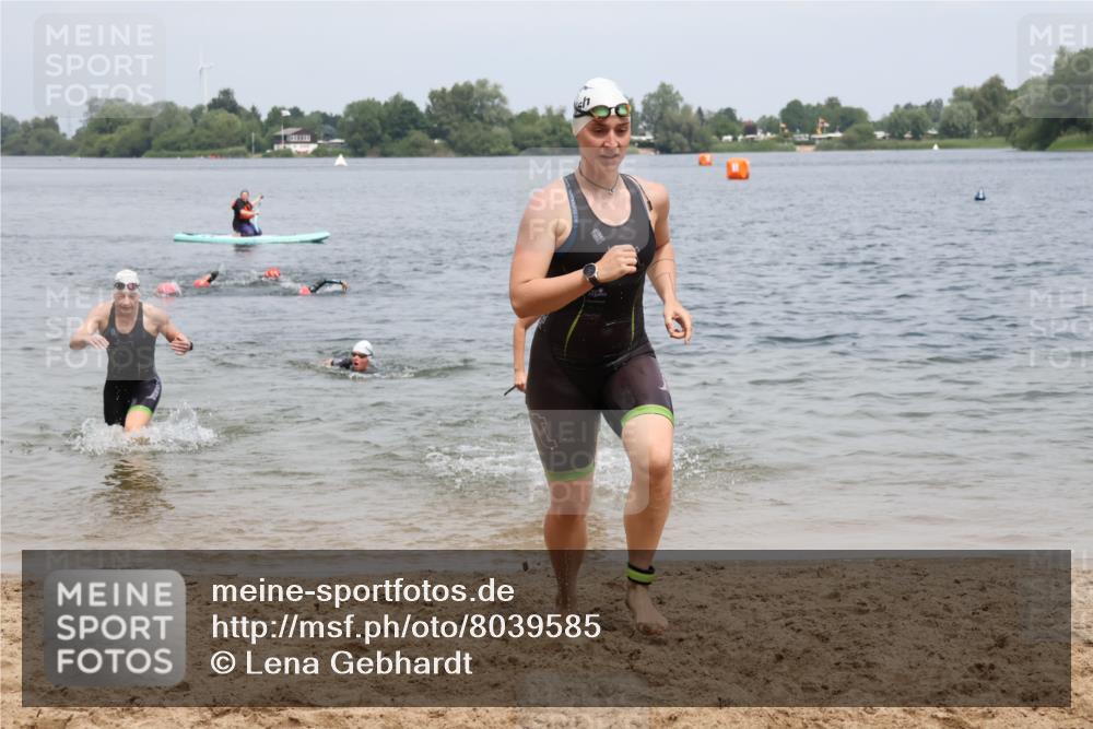 21.06.2025 - 27. Vierlanden-Triathlon Lena Gebhardt http://msf.ph/oto/8039585 15.06.2025 12:35:43 Schwimmen 1081, 1082, 1083, 1084 meine-sportfotos.de