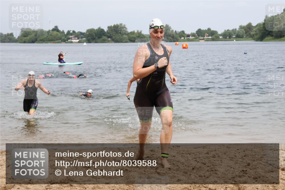 21.06.2025 - 27. Vierlanden-Triathlon Lena Gebhardt http://msf.ph/oto/8039588 15.06.2025 12:35:43 Schwimmen 1081, 1082, 1083, 1084 meine-sportfotos.de