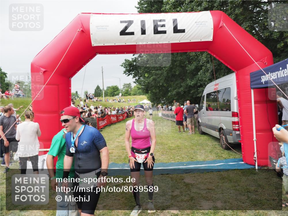 21.06.2025 - 27. Vierlanden-Triathlon MichiJ http://msf.ph/oto/8039589 15.06.2026 13:21:01 Ziel 236, 649 meine-sportfotos.de