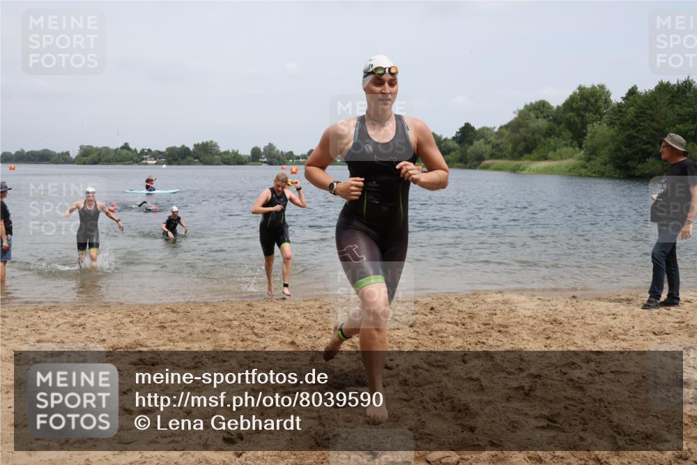 21.06.2025 - 27. Vierlanden-Triathlon Lena Gebhardt http://msf.ph/oto/8039590 15.06.2025 12:35:44 Schwimmen 1081, 1082, 1083, 1084 meine-sportfotos.de