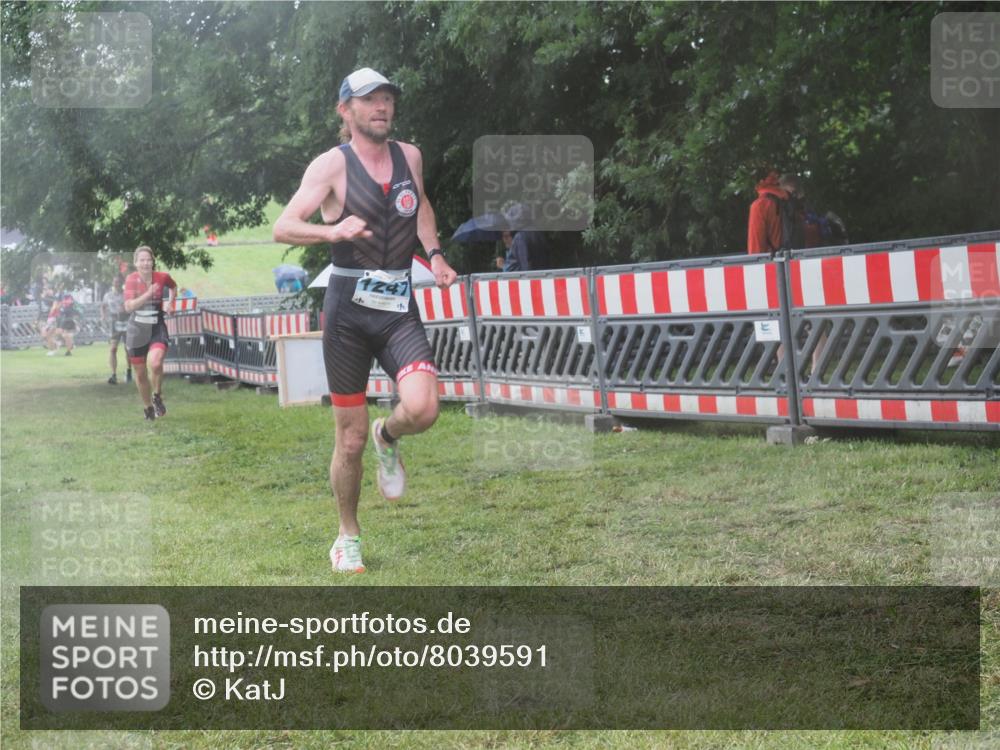 21.06.2025 - 27. Vierlanden-Triathlon KatJ http://msf.ph/oto/8039591 15.06.2025 14:23:41 Ziel 1184, 1247, 1267 meine-sportfotos.de