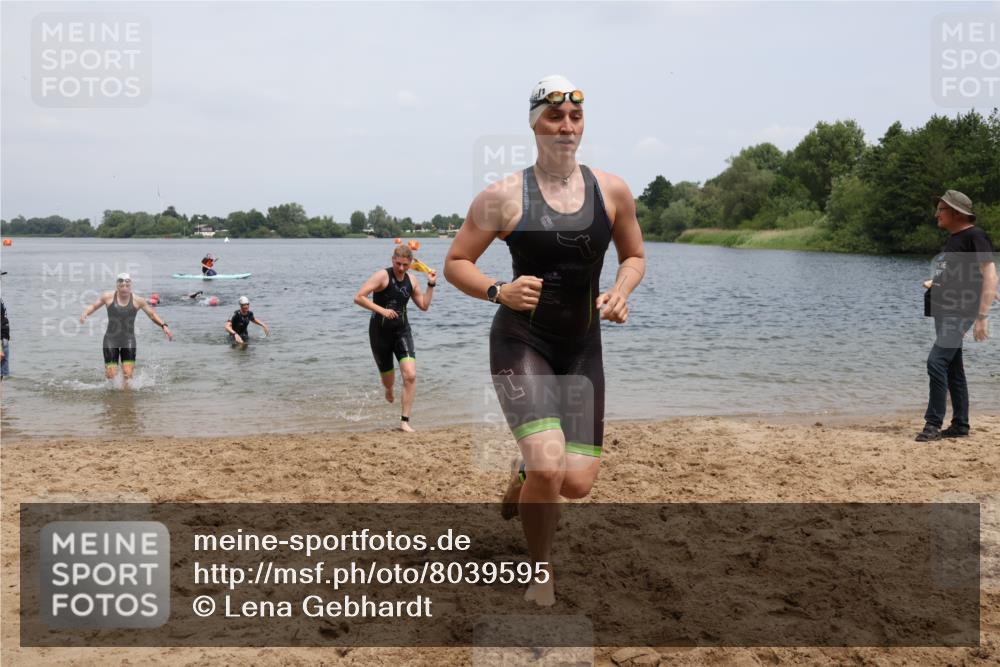 21.06.2025 - 27. Vierlanden-Triathlon Lena Gebhardt http://msf.ph/oto/8039595 15.06.2025 12:35:44 Schwimmen 1081, 1082, 1083, 1084 meine-sportfotos.de