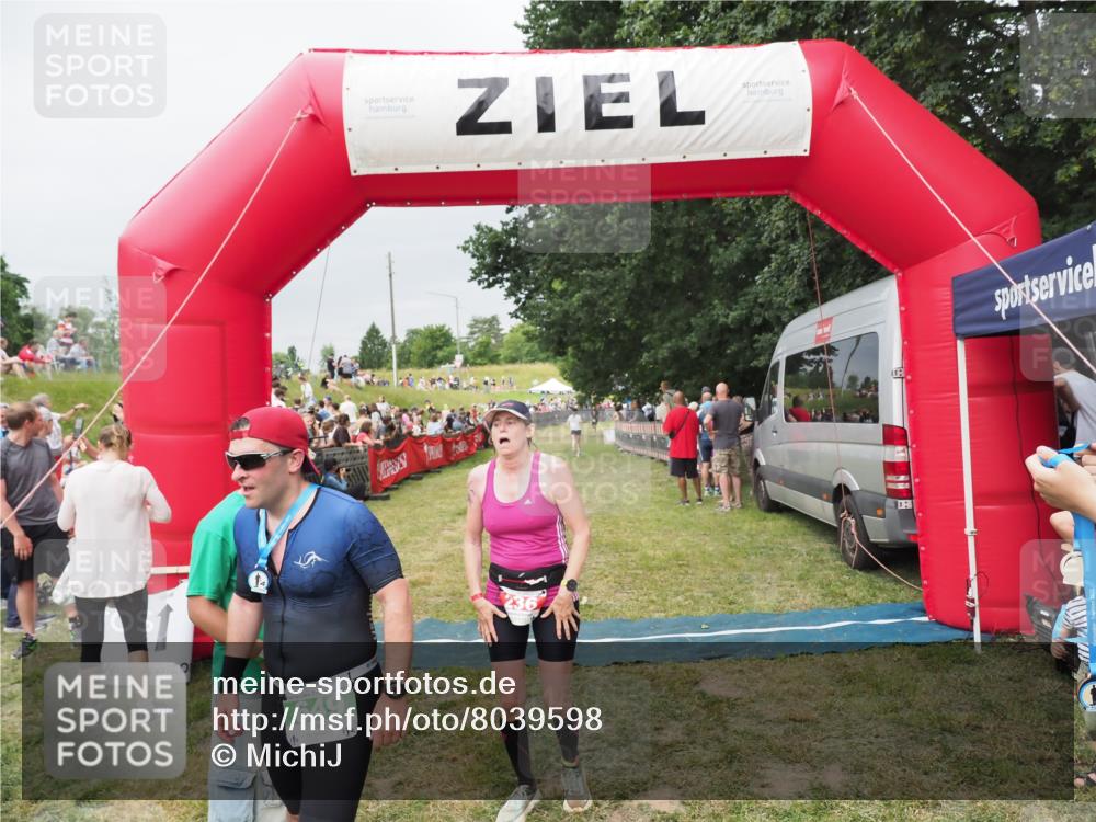 21.06.2025 - 27. Vierlanden-Triathlon MichiJ http://msf.ph/oto/8039598 15.06.2026 13:21:01 Ziel 236, 649 meine-sportfotos.de