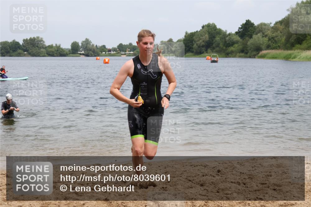21.06.2025 - 27. Vierlanden-Triathlon Lena Gebhardt http://msf.ph/oto/8039601 15.06.2025 12:35:45 Schwimmen 1081, 1082, 1083, 1084 meine-sportfotos.de