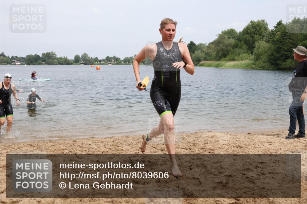 21.06.2025 - 27. Vierlanden-Triathlon Lena Gebhardt http://msf.ph/oto/8039606 15.06.2025 12:35:46 Schwimmen 1081, 1082, 1083, 1084 meine-sportfotos.de