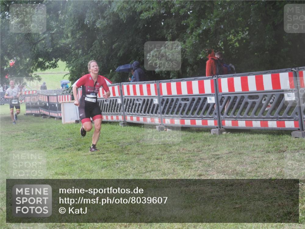 21.06.2025 - 27. Vierlanden-Triathlon KatJ http://msf.ph/oto/8039607 15.06.2025 14:23:44 Ziel 1184, 1267, 1300 meine-sportfotos.de