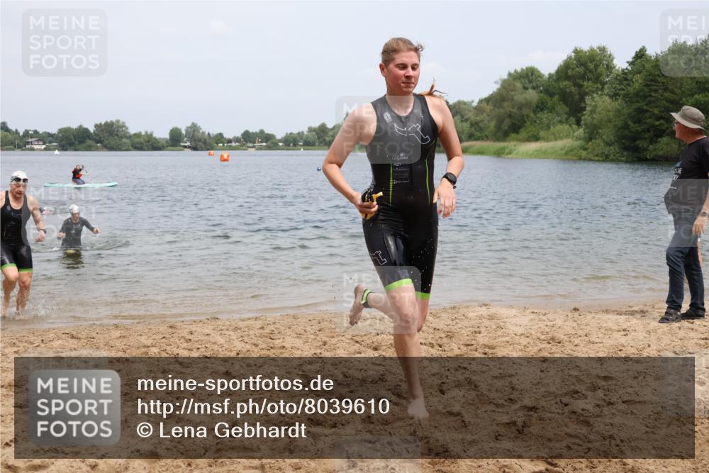 21.06.2025 - 27. Vierlanden-Triathlon Lena Gebhardt http://msf.ph/oto/8039610 15.06.2025 12:35:46 Schwimmen 1081, 1082, 1083, 1084 meine-sportfotos.de