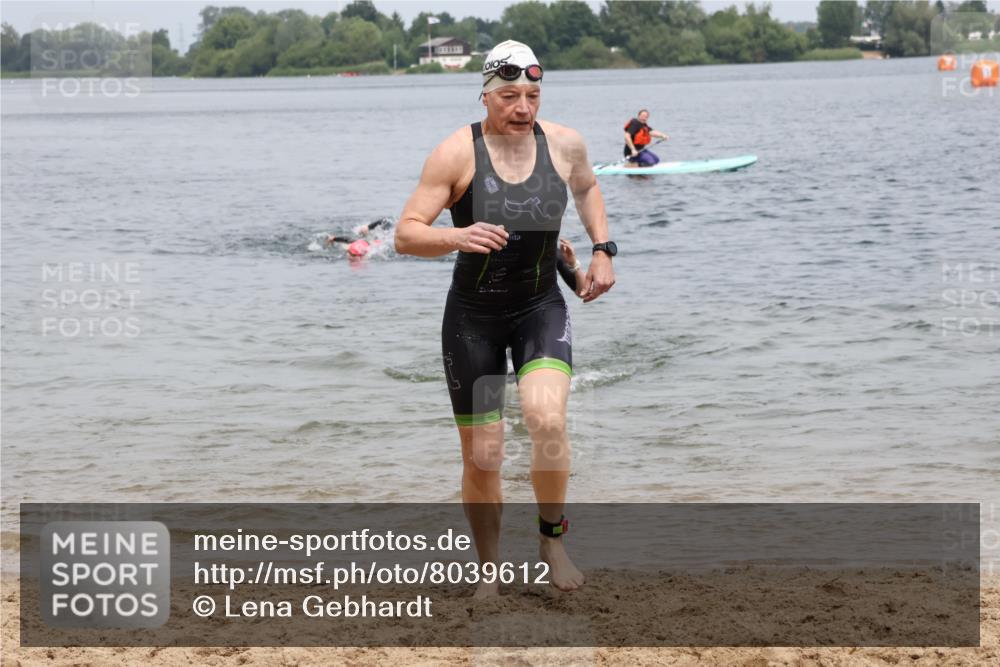 21.06.2025 - 27. Vierlanden-Triathlon Lena Gebhardt http://msf.ph/oto/8039612 15.06.2025 12:35:47 Schwimmen 1081, 1082, 1083, 1084 meine-sportfotos.de