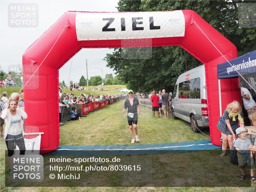 21.06.2025 - 27. Vierlanden-Triathlon MichiJ http://msf.ph/oto/8039615 15.06.2026 13:21:13 Ziel 782 meine-sportfotos.de