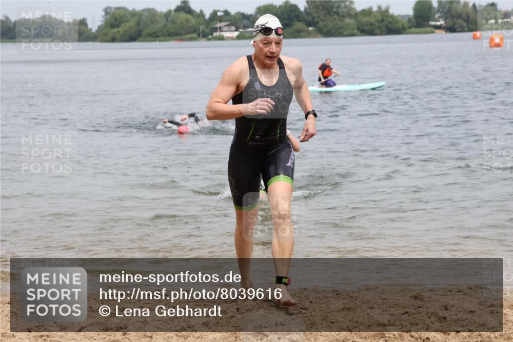 21.06.2025 - 27. Vierlanden-Triathlon Lena Gebhardt http://msf.ph/oto/8039616 15.06.2025 12:35:47 Schwimmen 1081, 1082, 1083, 1084 meine-sportfotos.de