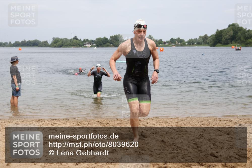 21.06.2025 - 27. Vierlanden-Triathlon Lena Gebhardt http://msf.ph/oto/8039620 15.06.2025 12:35:48 Schwimmen 1081, 1082, 1083, 1084 meine-sportfotos.de