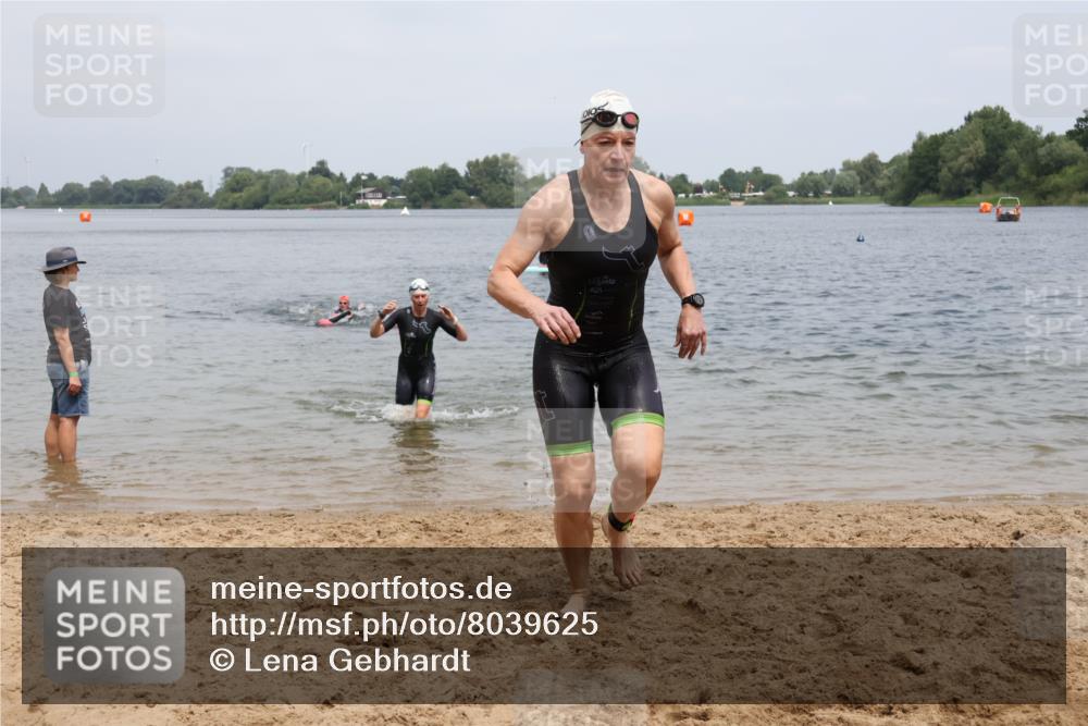 21.06.2025 - 27. Vierlanden-Triathlon Lena Gebhardt http://msf.ph/oto/8039625 15.06.2025 12:35:48 Schwimmen 1081, 1082, 1083, 1084 meine-sportfotos.de