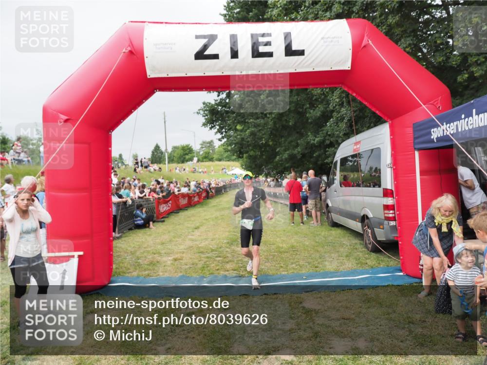 21.06.2025 - 27. Vierlanden-Triathlon MichiJ http://msf.ph/oto/8039626 15.06.2026 13:21:13 Ziel 782 meine-sportfotos.de